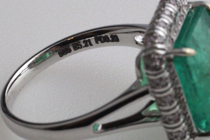 1123633-6 Ring 14K White Gold with Emerald and Diamonds