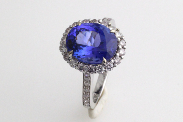 1123635-1 Ring 14K White Gold with Tanzanite and Diamonds