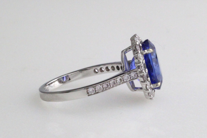 1123635-4 Ring 14K White Gold with Tanzanite and Diamonds