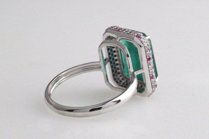 1123636-4 Ring 14K White Gold with Emerald and Diamonds