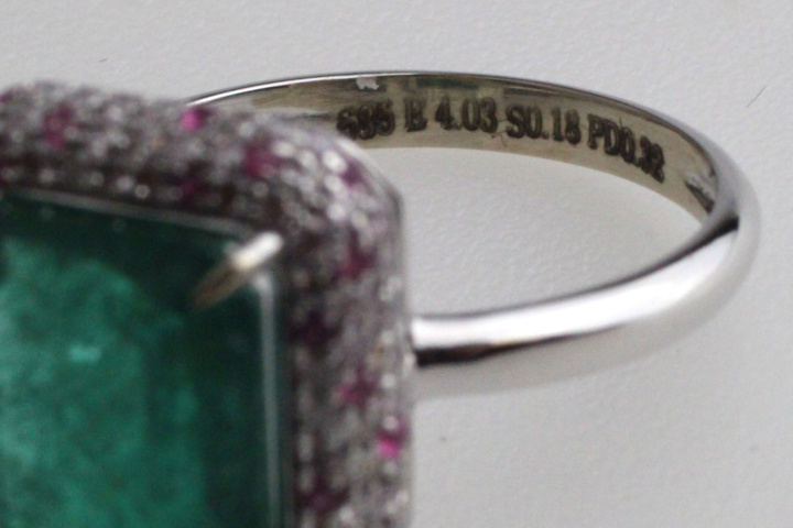 1123636-5 Ring 14K White Gold with Emerald and Diamonds