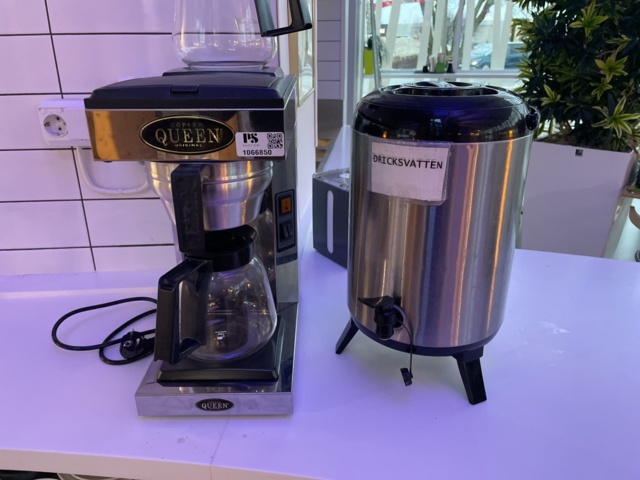 1066850-1 Coffee maker and larger thermos