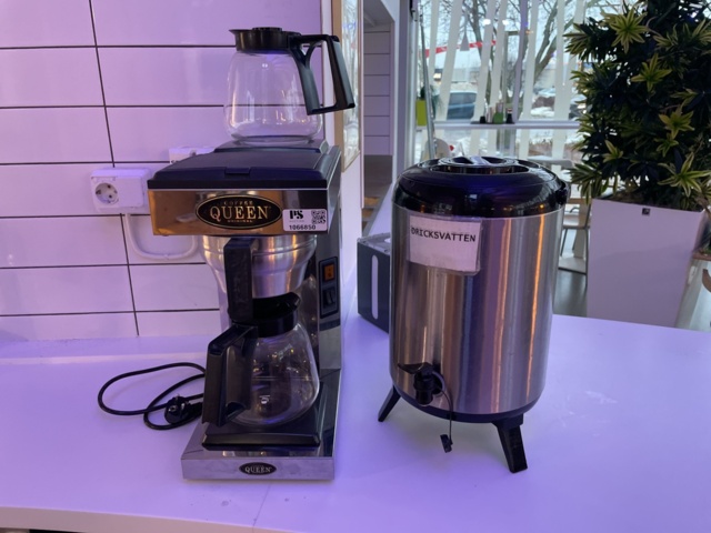 1066850-2 Coffee maker and larger thermos