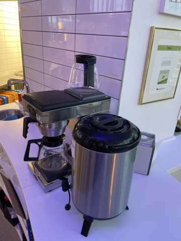 1066850-3 Coffee maker and larger thermos