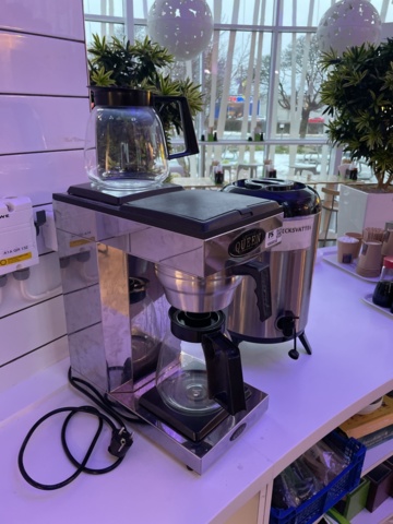 1066850-4 Coffee maker and larger thermos