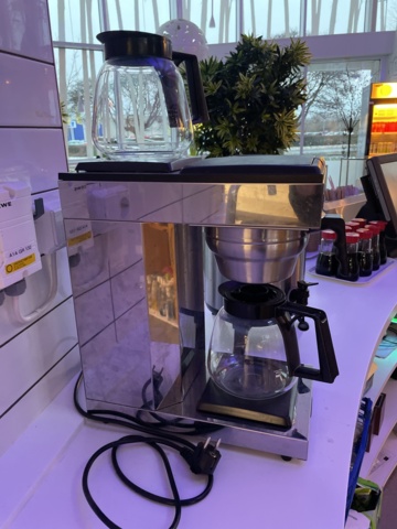 1066850-5 Coffee maker and larger thermos