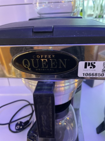 1066850-6 Coffee maker and larger thermos