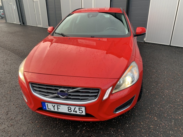 1123961-8 Volvo V60 T3 Manual, 150hp Momentum 2012