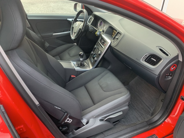 1123961-13 Volvo V60 T3 Manual, 150hp Momentum 2012