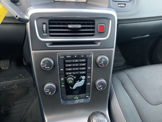 1123961-22 Volvo V60 T3 Manual, 150hp Momentum 2012