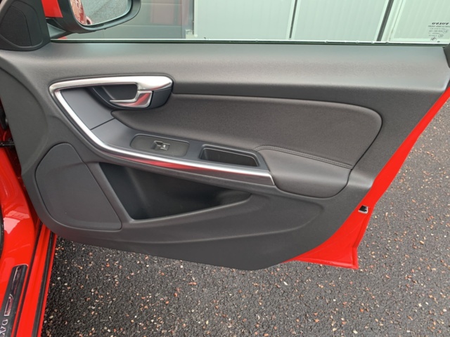 1123961-25 Volvo V60 T3 Manual, 150hp Momentum 2012