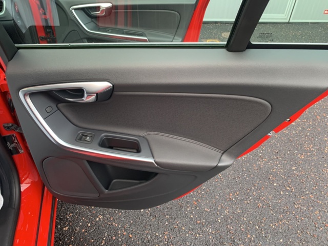 1123961-26 Volvo V60 T3 Manual, 150hp Momentum 2012