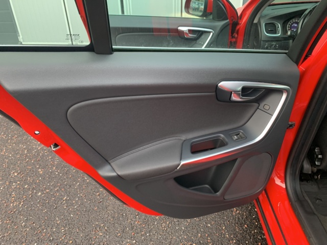 1123961-27 Volvo V60 T3 Manual, 150hp Momentum 2012