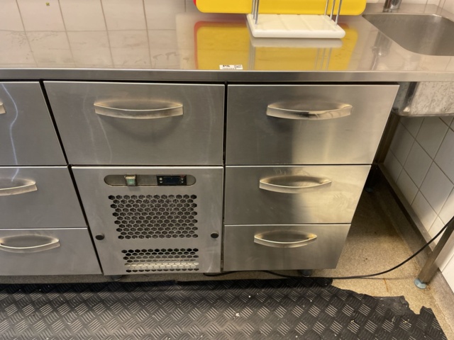 1085884-4 Cooler with 10 drawers & stainless steel workbench