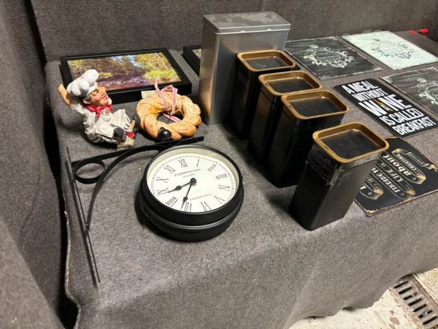 898662-6 Tin signs, lamps, clock, tea cans etc