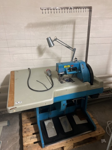 1116948-1 Sewing machine AMF with table & pedals