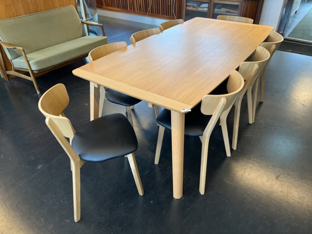 1057512-8 Dining room table & 8x chairs