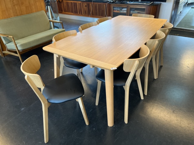 1057512-1 Dining room table & 8x chairs