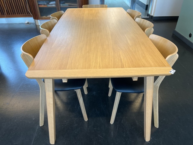 1057512-2 Dining room table & 8x chairs