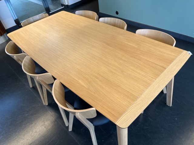 1057512-3 Dining room table & 8x chairs