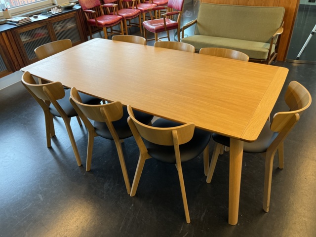 1057512-7 Dining room table & 8x chairs