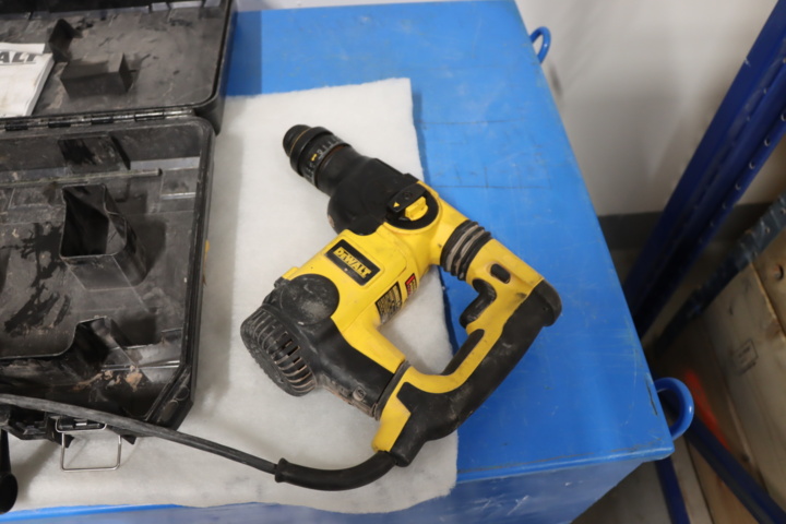 1034201-1 Hammer drill Dewalt D25324