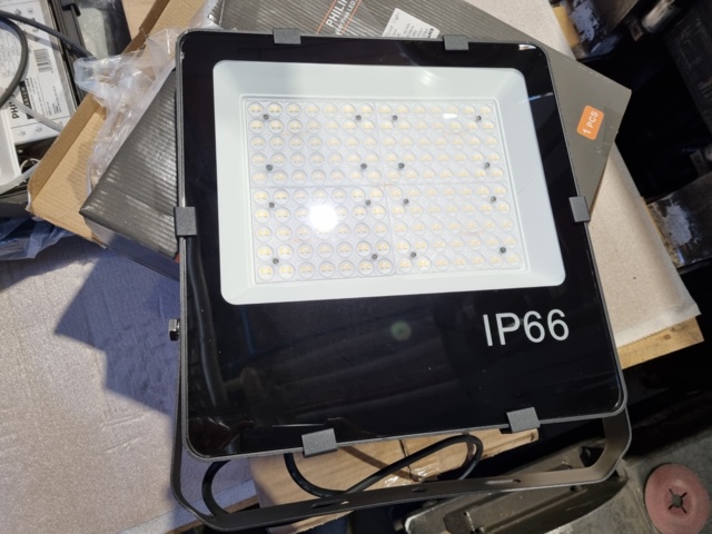 1127143-1 5 new floodlights, Philips LED 200W