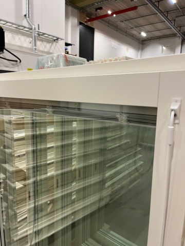 1078542-4 5 windows 980x1380 Right-hung