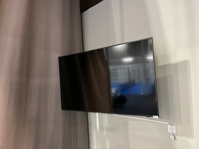 1066993-6 Monitor 65" NEC E658 with wall mount