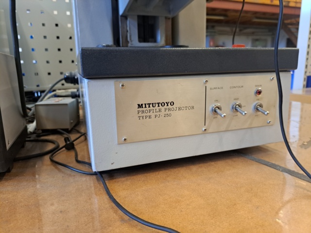 1114499-7 Mitutoyo Profile projector PJ-250 with Transformer for PC