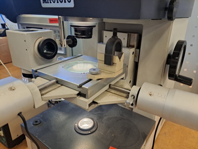 1114499-11 Mitutoyo Profile projector PJ-250 with Transformer for PC