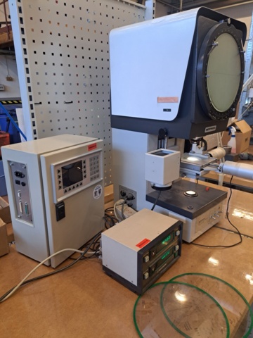 1114499-16 Mitutoyo Profile projector PJ-250 with Transformer for PC