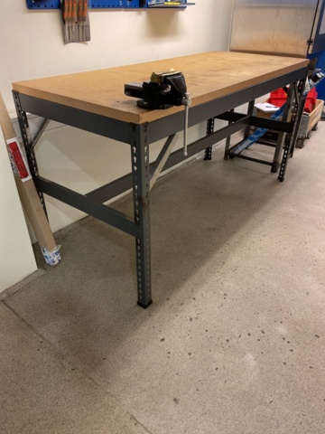 999009-2 Workbench with vise