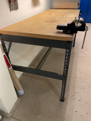 999009-3 Workbench with vise