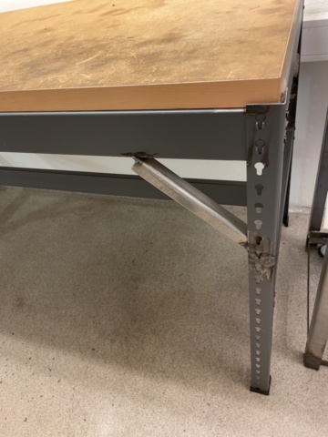 999009-7 Workbench with vise