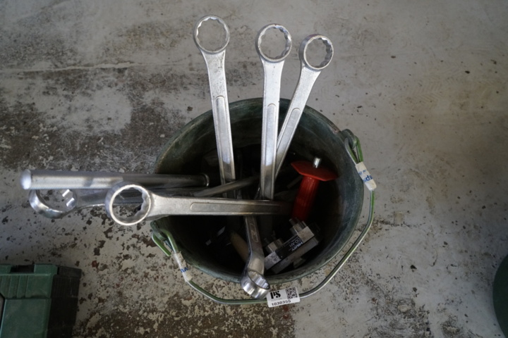 1030355-1 Hollow bucket incl. tools