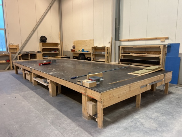 1117388-2 Assembly stations 4 including tool cabinet