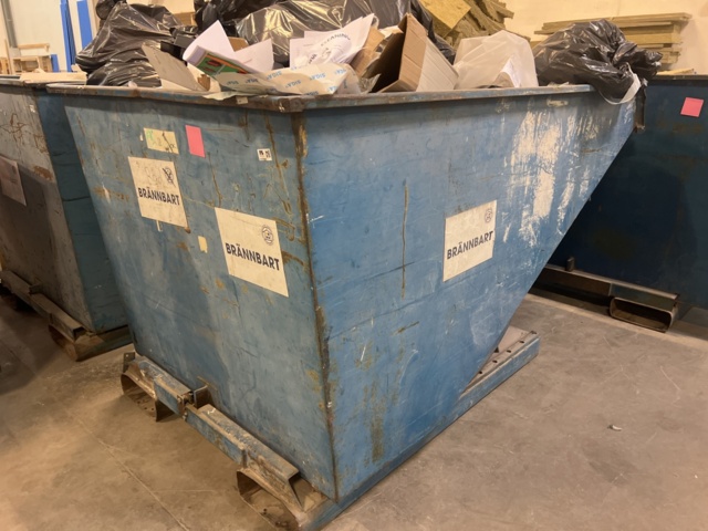 1117397-1 Waste container on wheels Tippable with fork hole