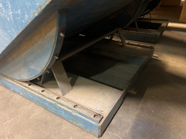 1117397-3 Waste container on wheels Tippable with fork hole