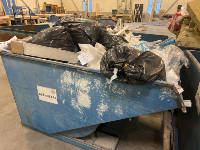 1117397-4 Waste container on wheels Tippable with fork hole