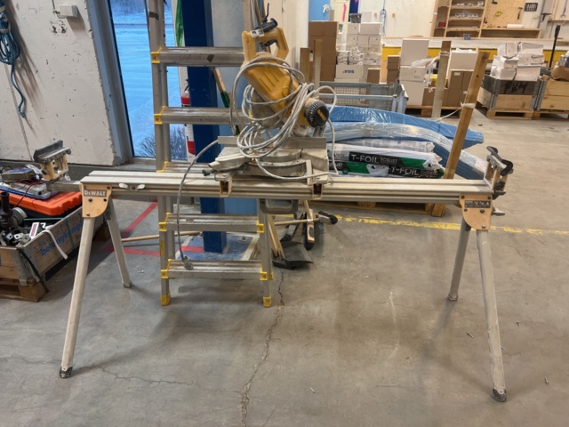 1117387-1 Cut & Miter Saw with Table - DeWalt DW777 QS