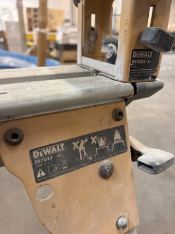 1117387-4 Cut & Miter Saw with Table - DeWalt DW777 QS