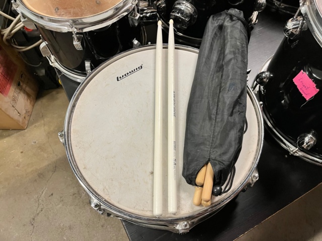 1132487-4 Drums Pearl Target, pouches and stands