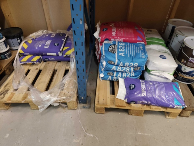 1000322-1 Lot with fixing compound and putty