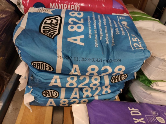 1000322-3 Lot with fixing compound and putty