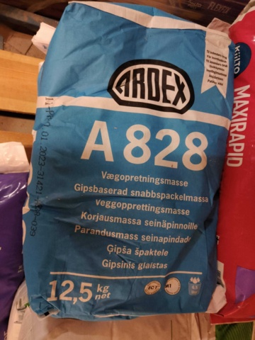 1000322-4 Lot with fixing compound and putty