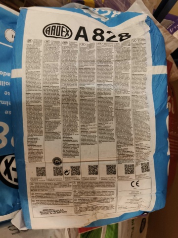 1000322-5 Lot with fixing compound and putty