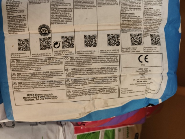 1000322-6 Lot with fixing compound and putty