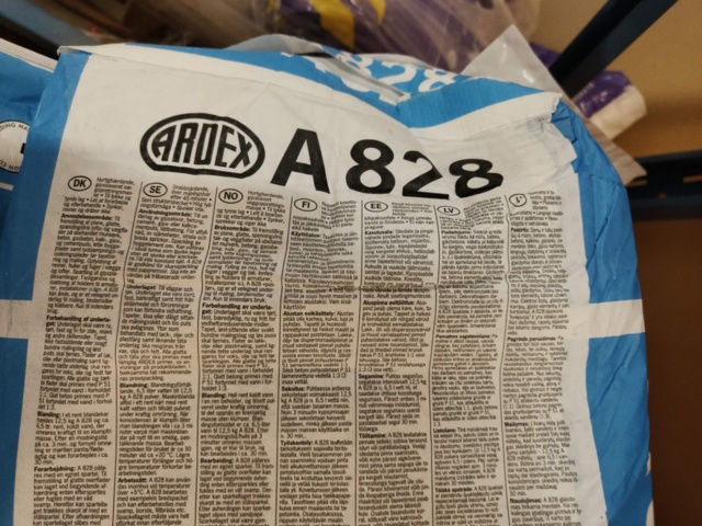 1000322-7 Lot with fixing compound and putty