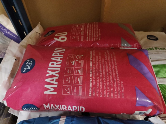 1000322-8 Lot with fixing compound and putty